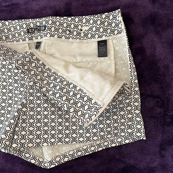 Express Geometric Pattern Shorts Size 2 - Picture 5 of 5